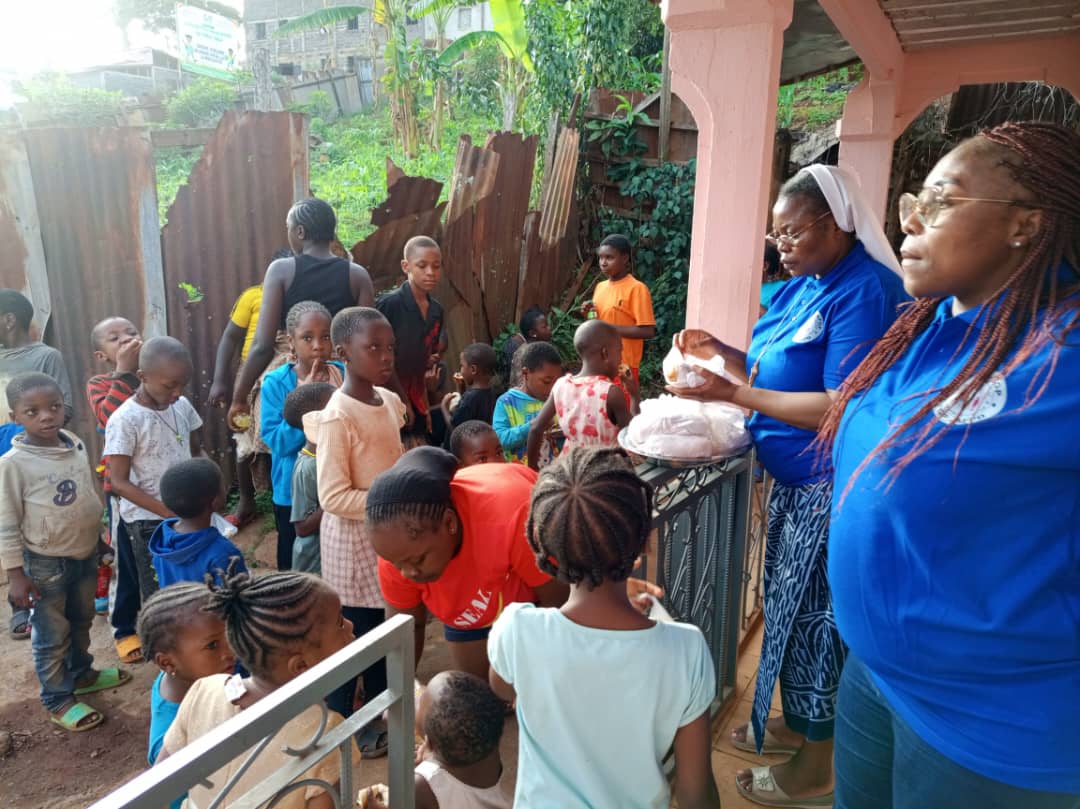 Distribution de repas et de goûters aux enfants