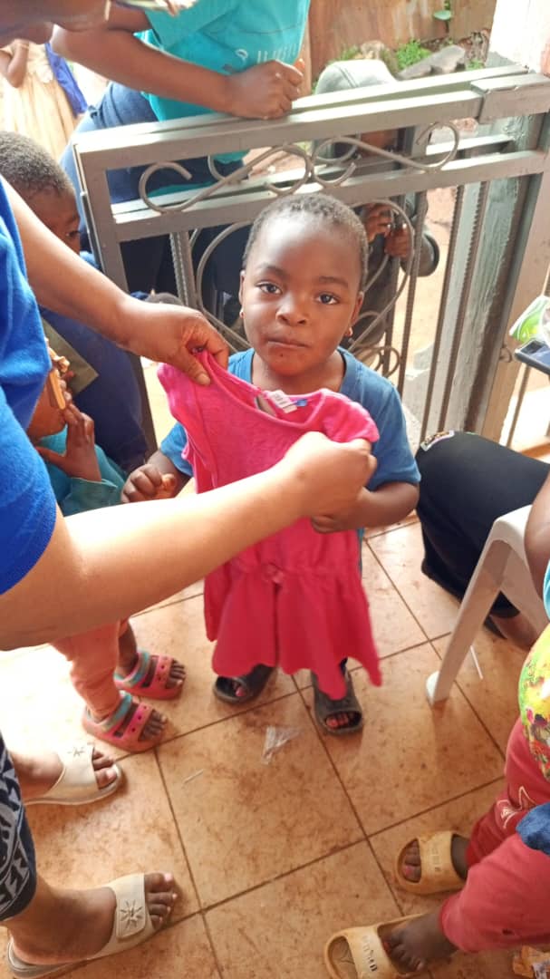 Des vêtements offerts aux enfants